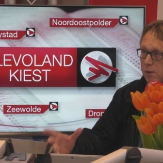 Jaap plakt poster Omroep Flevoland